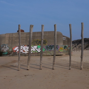 Rangée de poteaux brise-lame devant un bunker avec graffitis - France  - collection de photos clin d'oeil, catégorie paysages